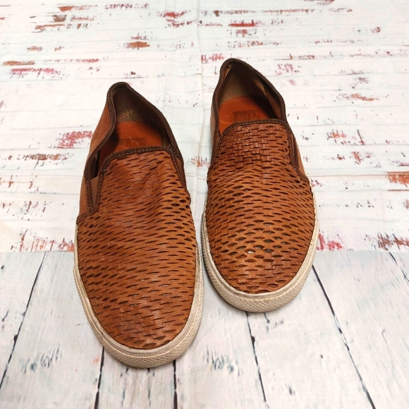 Frye Other - FRYE Chambers cut gore slip on leather shoes